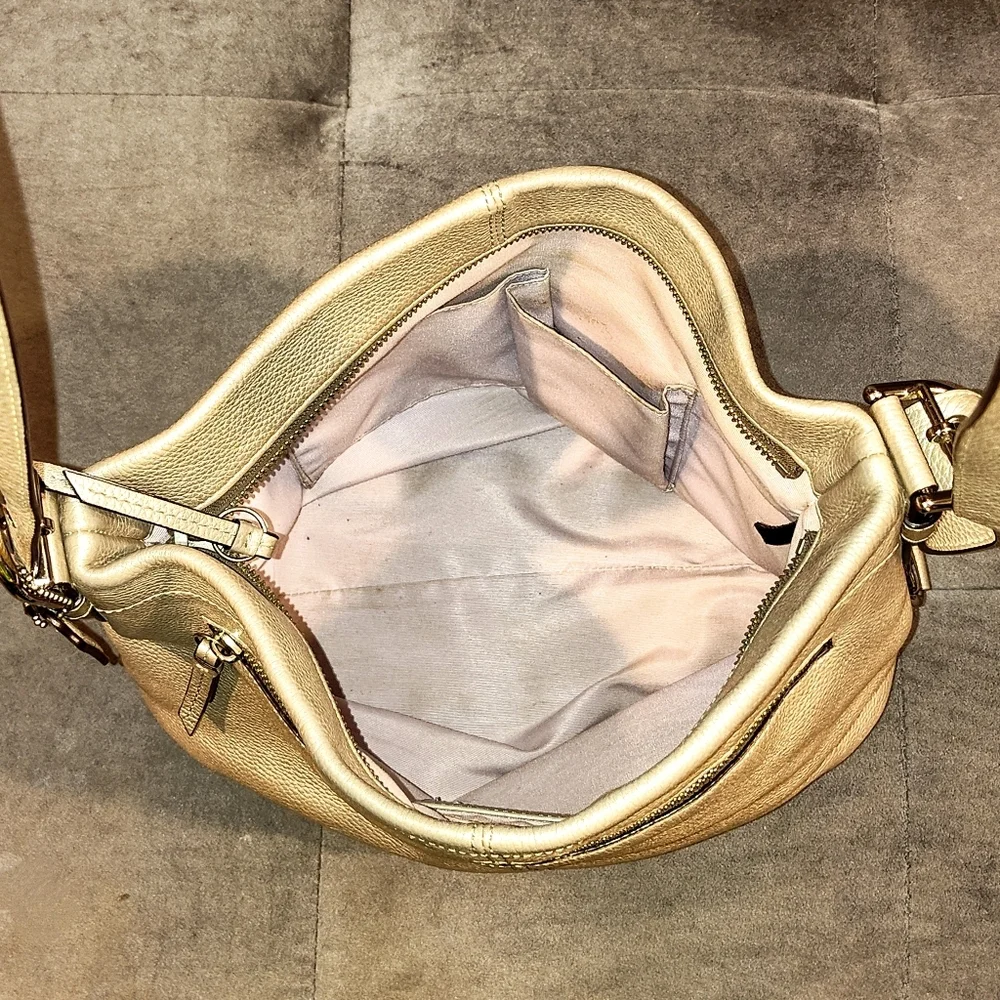 EUC COACH BEIGE/GOLD METALLIC PEBBLED LEATHER SHOUDLER BAG ADJUSTABLE STRAP